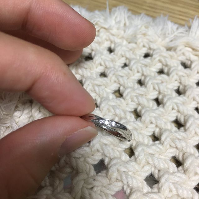 【銀座ダイヤモンドシライシの口コミ】 ウェーブのデザインで指が長く見える気がします。価格も高すぎず予算の範…