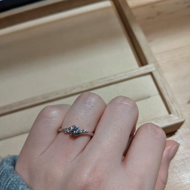 【ith(イズ)の口コミ】 きれいなデザインのおかげで指がとってもきれいに見えます。ここまで捻っ…