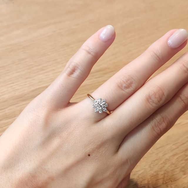 【TOMOE(トモエ)の口コミ】 花菱の名前の通り、花のようなデザインがとても可愛く華やかです。見た時…