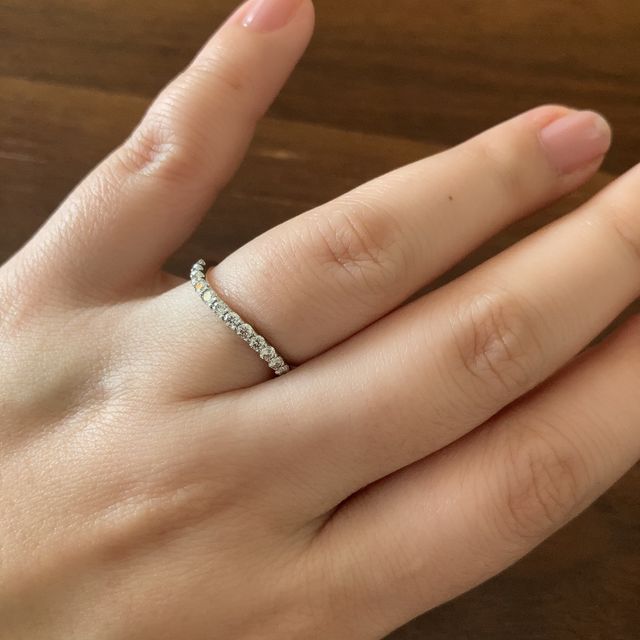 【銀座ダイヤモンドシライシの口コミ】 V字やウェーブなど動きのあるデザインで探していました。ウェーブのエタニ…