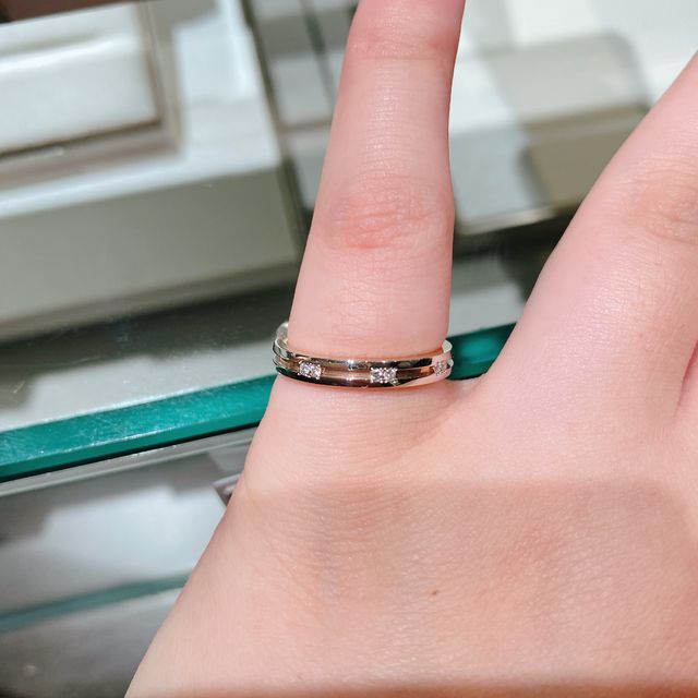 【アイプリモ(I-PRIMO)の口コミ】 光が当たるときらきらと光るのでとても可愛いです。私は仕事柄シンプルな…