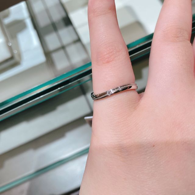 【アイプリモ(I-PRIMO)の口コミ】 ウェーブがかったデザインで、指輪の中央のラインが美しい指輪です。仕事…