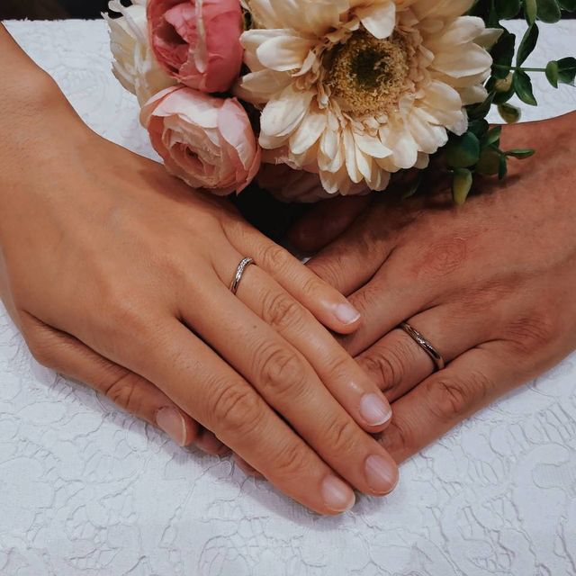 【ラザール ダイヤモンド(LAZARE DIAMOND)の口コミ】 シーラスは指に馴染むウェーブラインで、2人の好みにピッタリでした。
落…