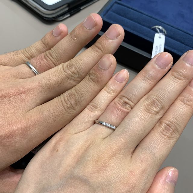 【4℃ BRIDAL(ヨンドシーブライダル)の口コミ】 ダイヤの数も多く、華奢でありながら煌めきが綺麗なデザインです。初めは…