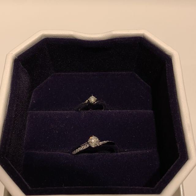 【4℃ BRIDAL(ヨンドシーブライダル)の口コミ】 ダイヤ1石で考えていたが、結婚指輪との組み合わせや使用するシチュエーシ…