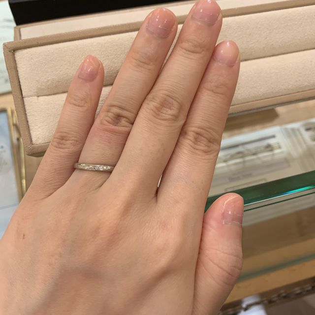 【Mariage ent(マリアージュエント)の口コミ】 ストレートに斜めのダイヤが綺麗で気に入りました。程よく指輪の存在感が…