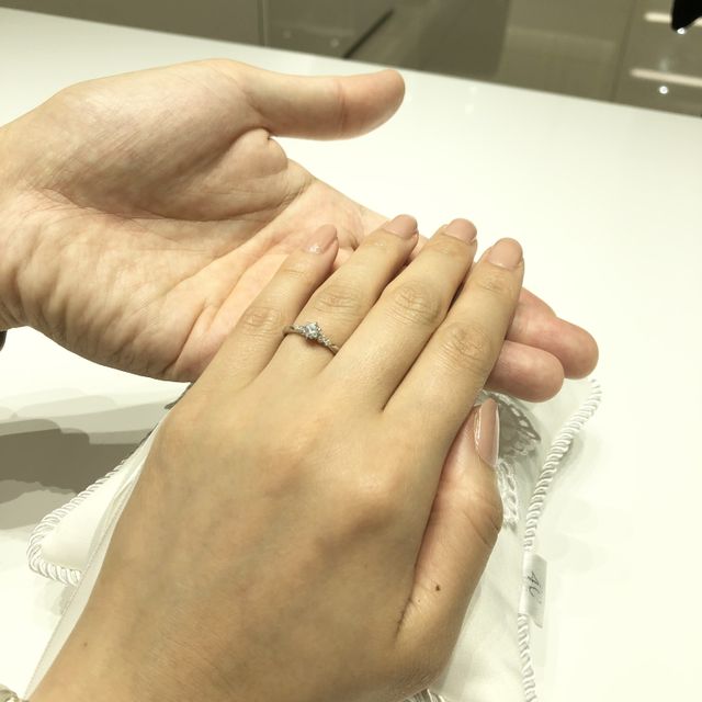 【4℃ BRIDAL(ヨンドシーブライダル)の口コミ】 ウェーブラインで探してて何個も試着していく中で一番綺麗に指が見えるラ…