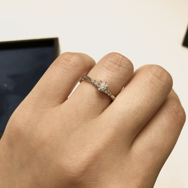 【4℃ BRIDAL(ヨンドシーブライダル)の口コミ】 ウェーブラインで探してて何個も試着していく中で一番綺麗に指が見えるラ…