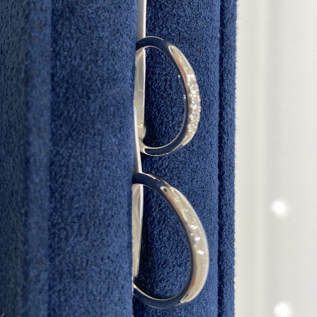 【4℃ BRIDAL(ヨンドシーブライダル)の口コミ】 ストレートのラインで、ダイヤモンドが5粒入っています。試着してみると、…