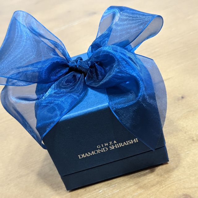 【銀座ダイヤモンドシライシの口コミ】 ・ダイヤの台座を横から見たときのデザインがキレイ
・結婚指輪との重ね付…