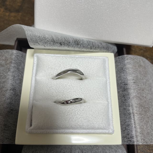 【LUCIE(ルシエ)の口コミ】 　お互いが気に入ったデザインでした。
　また、自分は指輪の形がウェーブ…