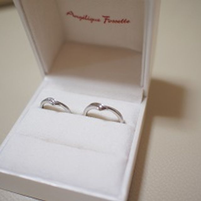 【アンジェリックフォセッテ(Angelique Fossette)の口コミ】 指の形がキレイに見えるように、V字形の結婚指輪を選びました。

この商品…