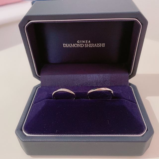 【銀座ダイヤモンドシライシの口コミ】 シンプルだが、女性側の指輪には主張しすぎない小さなダイヤが付いていて…