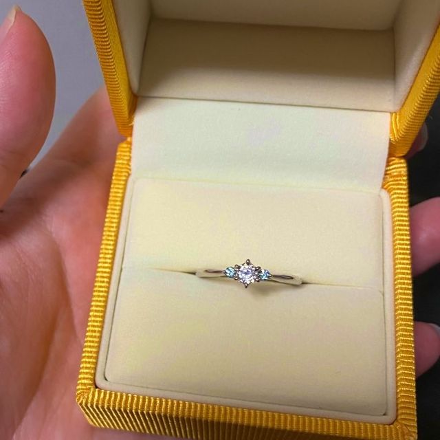 【ケイウノ ブライダル(K.UNO BRIDAL)の口コミ】 メインのダイヤの横につくサイドストーンの色が大好きな水色だったので選…