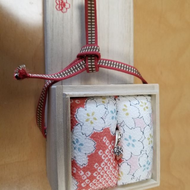 【杢目金屋(もくめがねや)の口コミ】 デザインや価格も満足です
ダイヤのサイズをあげてもらい
細かい説明で購…