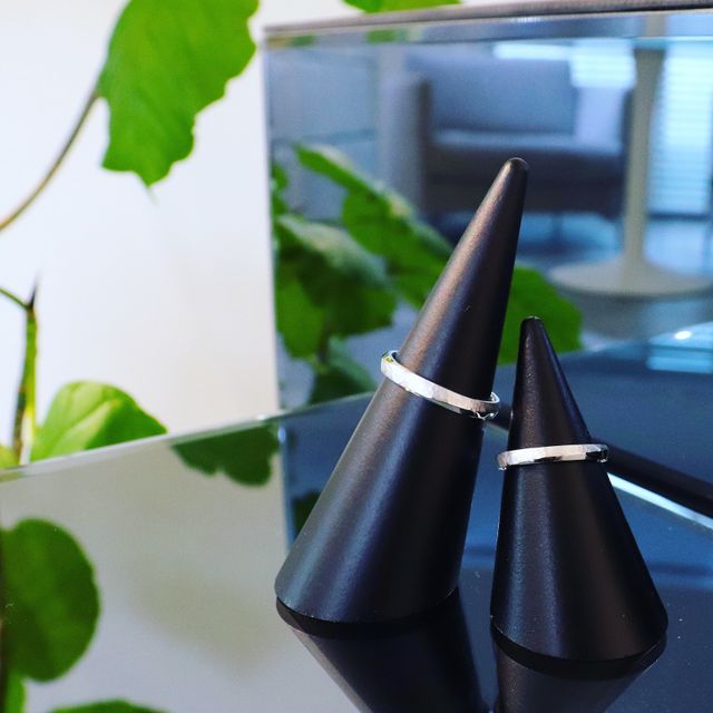 【鶴(mikoto)の口コミ】 シンプルな指輪ではありますが槌目のデザインがオーダーメイドならではの…