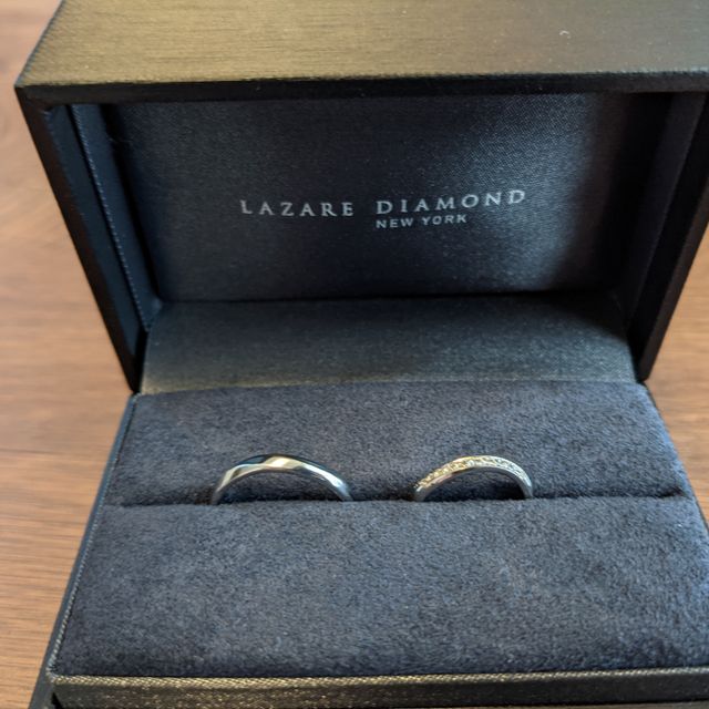 【ラザール ダイヤモンド(LAZARE DIAMOND)の口コミ】 少しウェーブしていますが、ウェーブ感を打ち消すようにダイヤが並んでい…