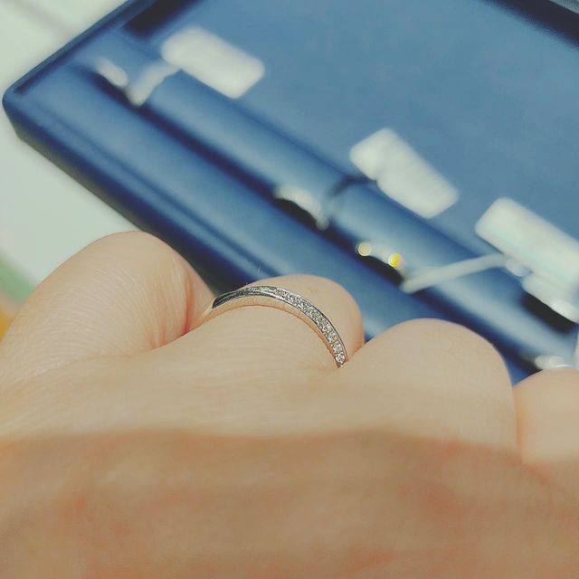 【銀座ダイヤモンドシライシの口コミ】 斜めに石が端から端まで並べて打ち込まれているので、どの角度からでもメ…