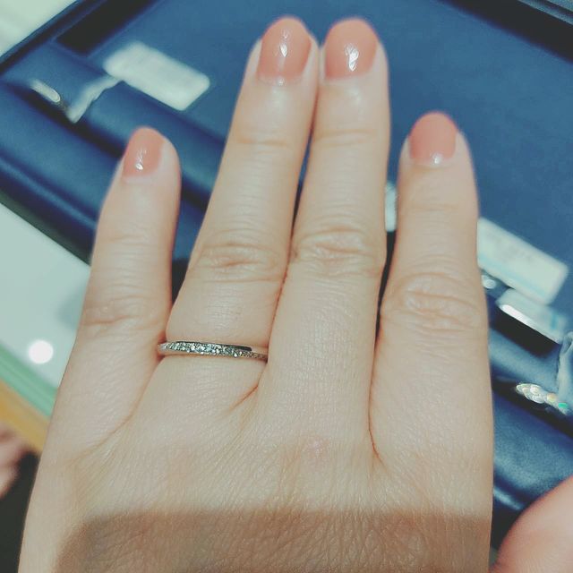 【銀座ダイヤモンドシライシの口コミ】 斜めに石が端から端まで並べて打ち込まれているので、どの角度からでもメ…