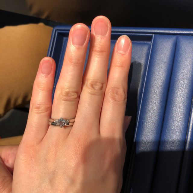 【銀座ダイヤモンドシライシの口コミ】 洗練されたデザインの指輪が多い印象を受けました。
台座と希望サイズのダ…