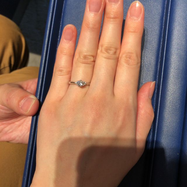 【銀座ダイヤモンドシライシの口コミ】 洗練されたデザインの指輪が多い印象を受けました。
台座と希望サイズのダ…