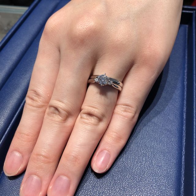 【銀座ダイヤモンドシライシの口コミ】 洗練されたデザインの指輪が多い印象を受けました。
台座と希望サイズのダ…