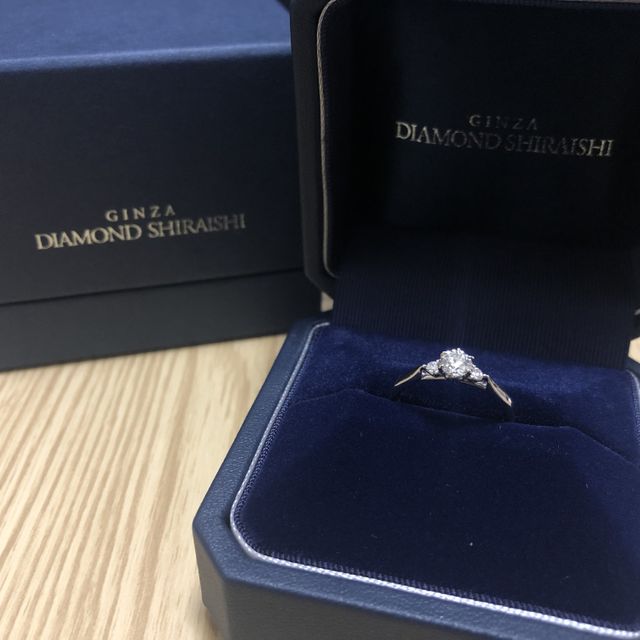 【銀座ダイヤモンドシライシの口コミ】 婚約指輪は、王道の一粒タイプに憧れもありましたが、メレダイヤ付きの可…