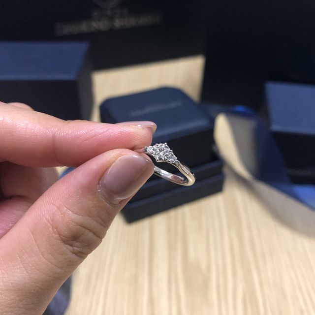 【銀座ダイヤモンドシライシの口コミ】 婚約指輪は、王道の一粒タイプに憧れもありましたが、メレダイヤ付きの可…