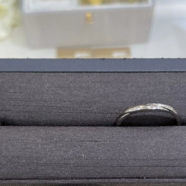 【ete(エテ)の口コミ】 一見シンプルですが、一箇所マット加工していたり、ねじりがあったりと凝…