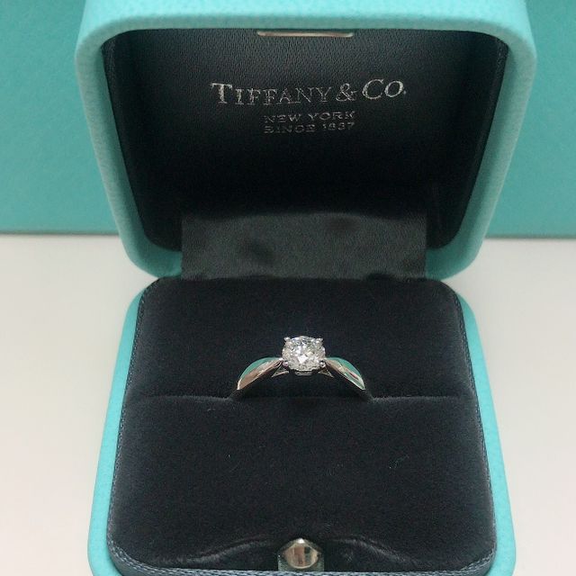 【ティファニー(Tiffany & Co.)の口コミ】 リングが細すぎず太すぎずちょうど良い細さで、ふっくらカーブがダイヤを…