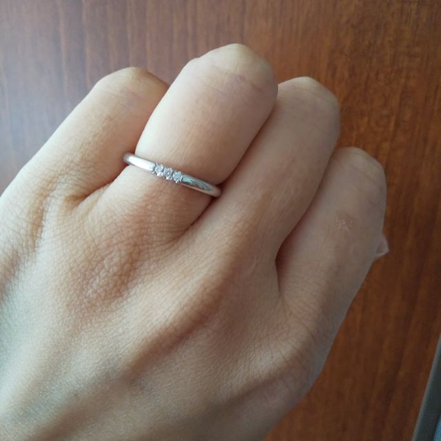 【ティファニー(Tiffany & Co.)の口コミ】 ストレートタイプで真ん中に小さなダイヤが3つあるデザインがシンプルで華…