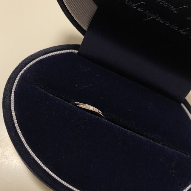 【MILK&Strawberry(ミルクアンドストロベリー)の口コミ】 斜めにダイヤが入った指輪で、私はリングが細めのほうが良かったのでこれ…