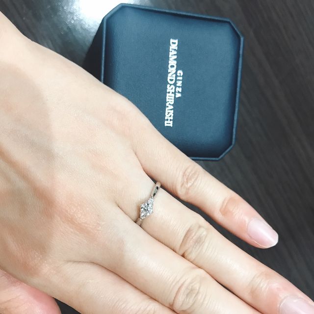 【銀座ダイヤモンドシライシの口コミ】 婚約指輪のデザインが豊富なので、悩みながらも気になるデザインを試着さ…
