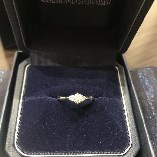 【銀座ダイヤモンドシライシの口コミ】 婚約指輪のデザインが豊富なので、悩みながらも気になるデザインを試着さ…