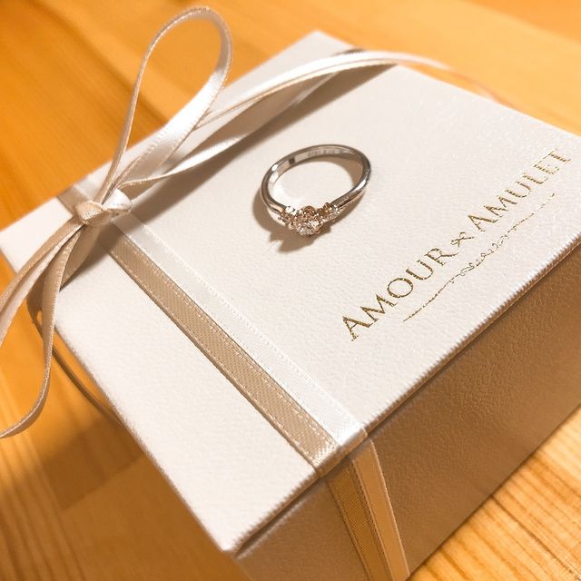 【AMOUR AMULET(アムール・アミュレット)の口コミ】 ダイヤがとってもキレイに見えるデザインで、
片方にあるミル打ちが可愛い…