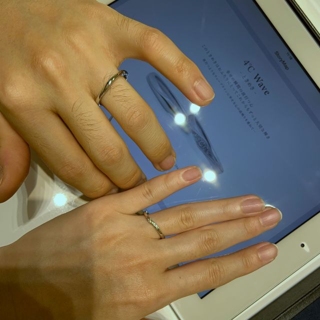 【4℃ BRIDAL(ヨンドシーブライダル)の口コミ】 ウェーブデザインでダイヤがさりげなく入っている落ち着いた指輪です。ウ…