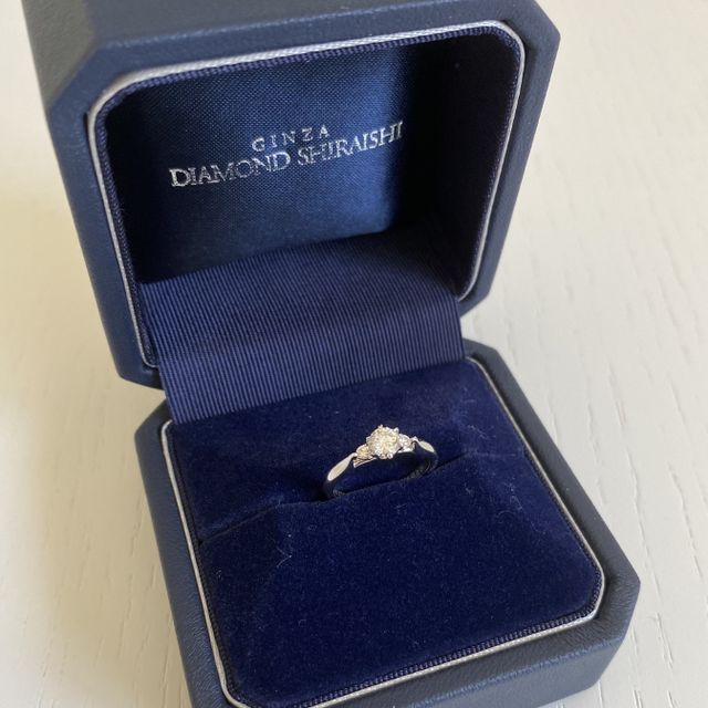 【銀座ダイヤモンドシライシの口コミ】 THE婚約指輪な王道なデザインを探していました。こちらのデザインは可愛ら…