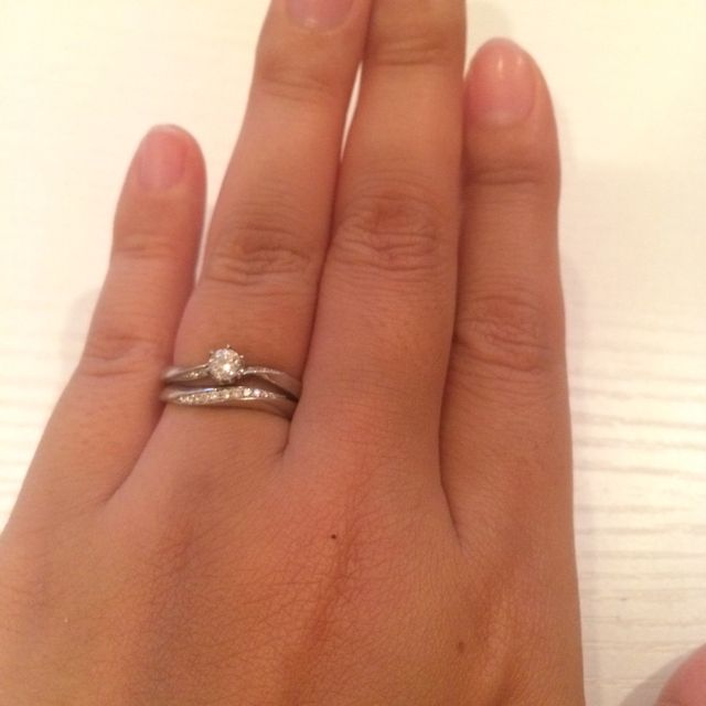 【4℃ BRIDAL(ヨンドシーブライダル)の口コミ】 指が元々細くないせいか、ストレートラインを試着すると不格好に見え、V字…