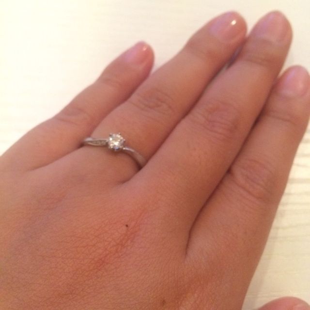 【4℃ BRIDAL(ヨンドシーブライダル)の口コミ】 指が元々細くないせいか、ストレートラインを試着すると不格好に見え、V字…