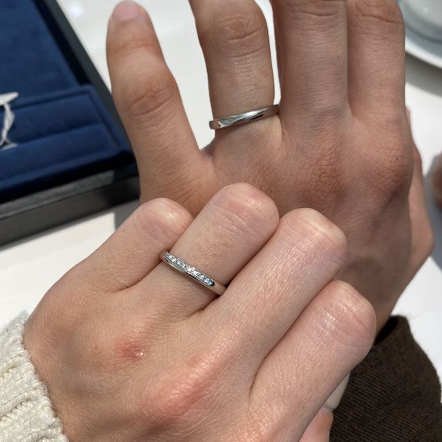【4℃ BRIDAL(ヨンドシーブライダル)の口コミ】 シンプルなデザインと決めていて伺いました。実際に店舗で見せてもらった…