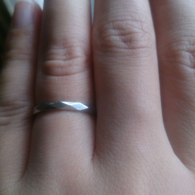 【ブシュロン(BOUCHERON)の口コミ】 ダイヤなど何も付いていないのに、指輪のカット自体がとてもきれいで、光…