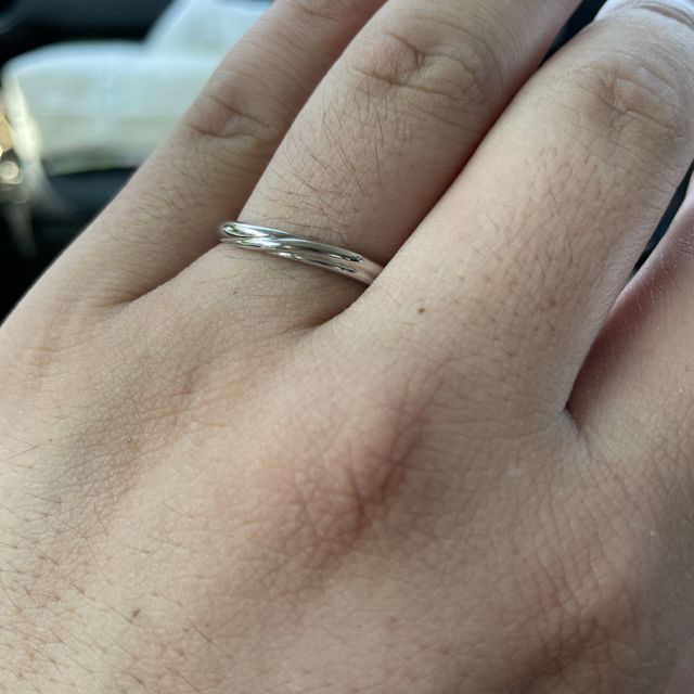 【銀座ダイヤモンドシライシの口コミ】 シンプルさ、ウェーブが上品で、値段以上に高く見えると感じました。プラ…