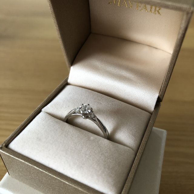 【MAYFAIR(メイフェア)の口コミ】 ダイヤは１つずつ透明度、大きさなどを見せてくれて、ゆっくり丁寧に選ぶ…