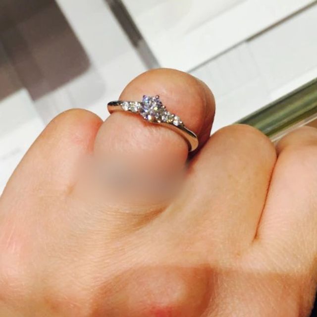 【銀座ダイヤモンドシライシの口コミ】 リングの幅自体が華奢であり、サイドのメレダイヤとともにしっかりとした…