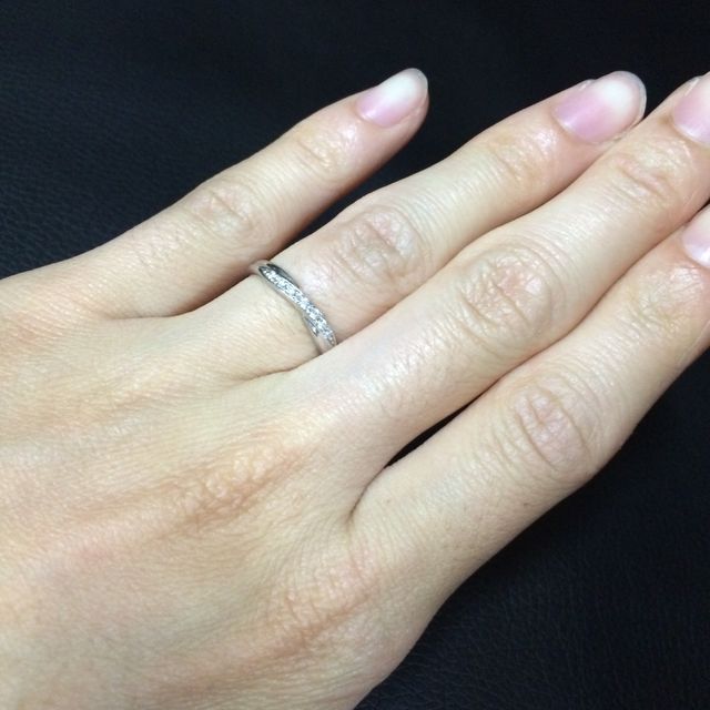 【CHARMY(チャーミー)の口コミ】 シンプルだけれども、存在感のある指輪です。デザインが凝っていて、一目…