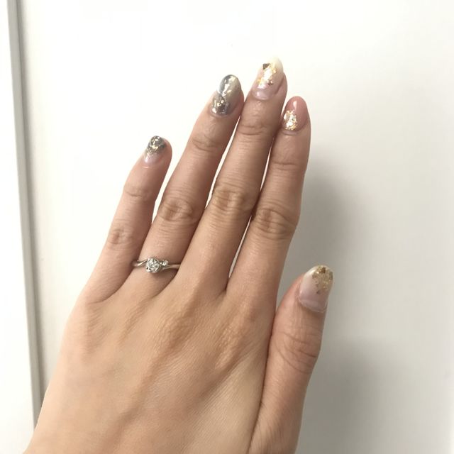 【4℃ BRIDAL(ヨンドシーブライダル)の口コミ】 いわゆる、THE婚約指輪と言う形に近いと思います。
一般的な爪で抑えた形…