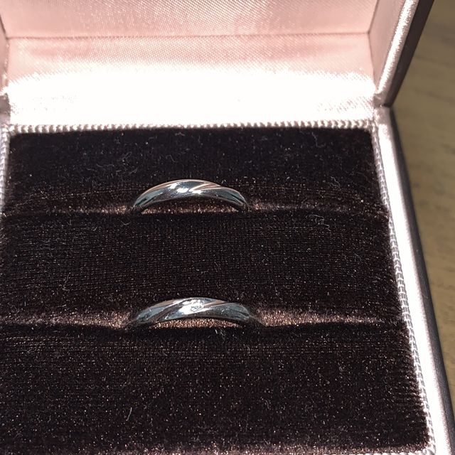 【アイプリモ(I-PRIMO)の口コミ】 元々リングにこだわりがなかった私たちですが、光に当たった時のキラキラ…