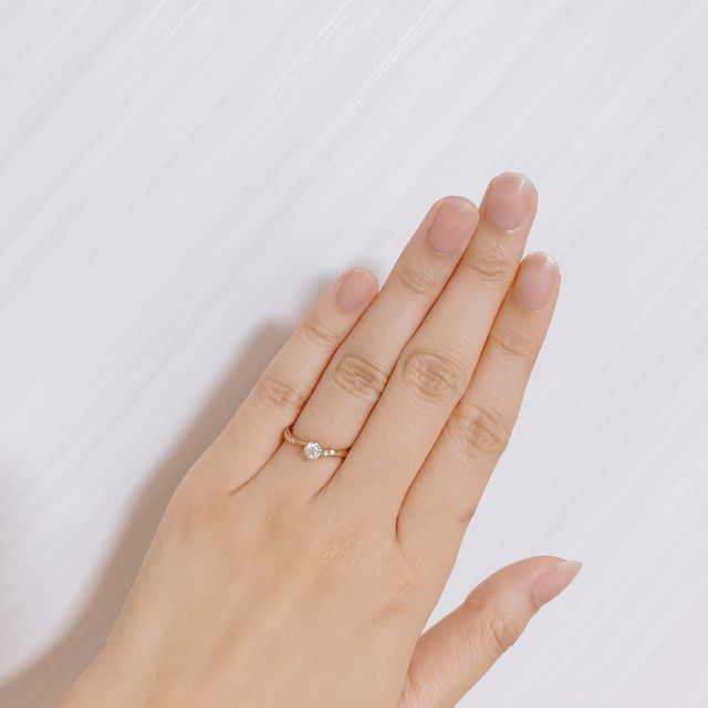 【アイプリモ(I-PRIMO)の口コミ】 デザインが可愛くて、ピンクゴールドが白めの肌にすごく合います。ダイヤ…