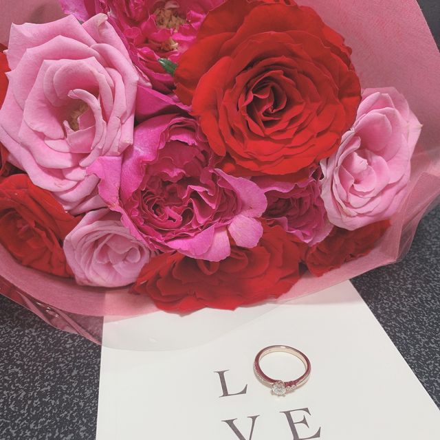 【アイプリモ(I-PRIMO)の口コミ】 デザインが可愛くて、ピンクゴールドが白めの肌にすごく合います。ダイヤ…