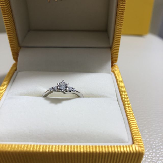 【ケイウノ ブライダル(K.UNO BRIDAL)の口コミ】 デザインがとても良く、価格も妥当な額だと思い購入を決めました。ツイス…